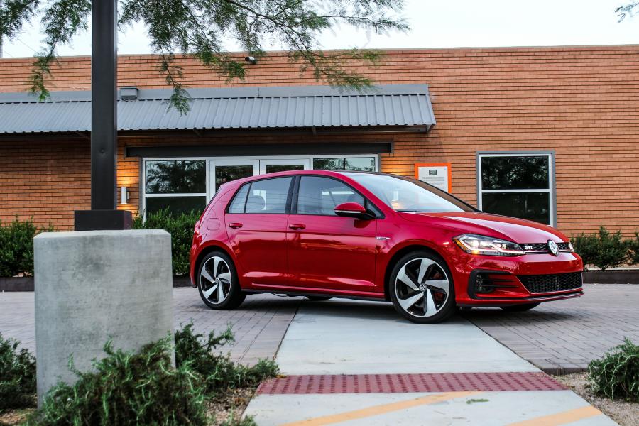  Volkswagen Golf GTI 5-Door (Typ 5G) 2017 года  (NA) (фото 36 из 41)